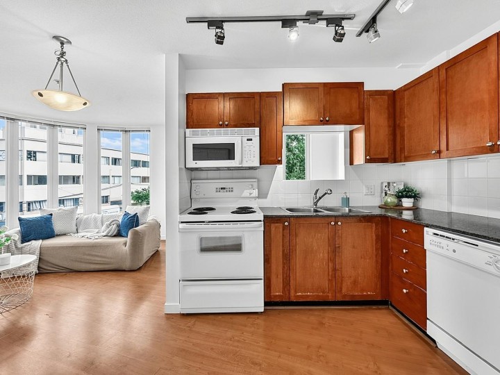 Photo 1 at 309 - 3089 Oak Street, Vancouver West