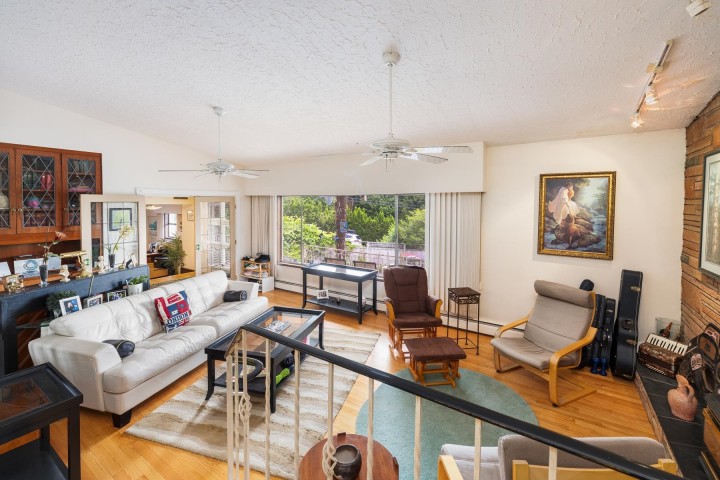 Photo 6 at 4535 Mountain Highway, Lynn Valley, North Vancouver