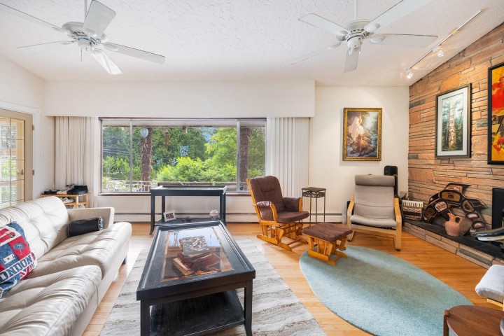Photo 7 at 4535 Mountain Highway, Lynn Valley, North Vancouver