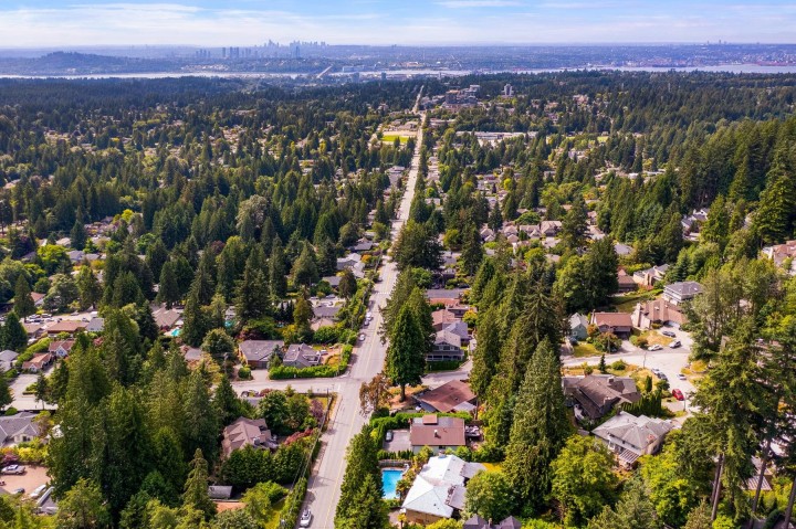 Photo 37 at 4535 Mountain Highway, Lynn Valley, North Vancouver