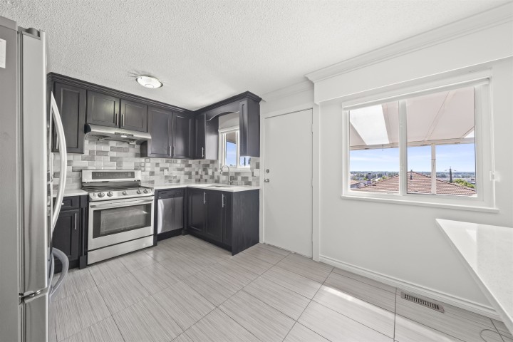 Photo 7 at 638 E 61st Avenue, South Vancouver, Vancouver East