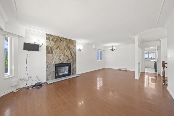 Photo 3 at 638 E 61st Avenue, South Vancouver, Vancouver East