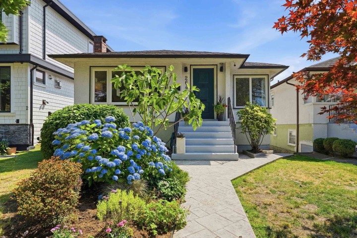 Photo 1 at 2640 Venables Street, Renfrew VE, Vancouver East