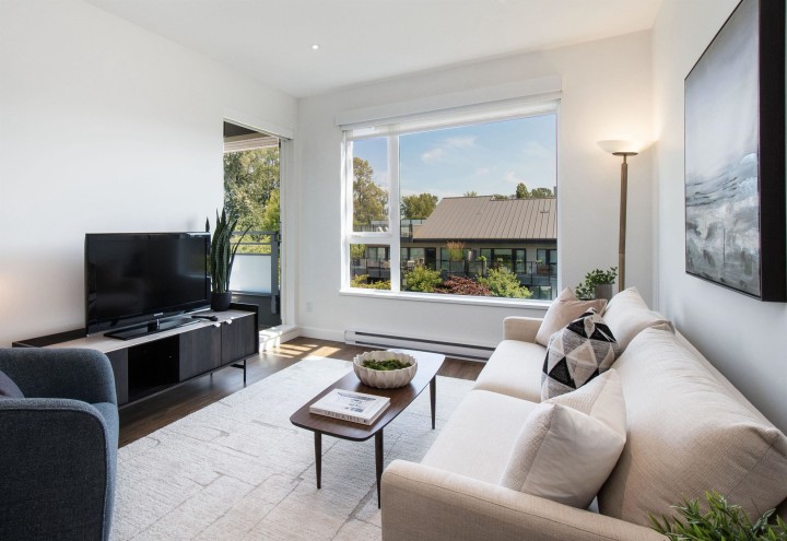 Photo 2 at 402 - 1061 Marine Drive, Norgate, North Vancouver