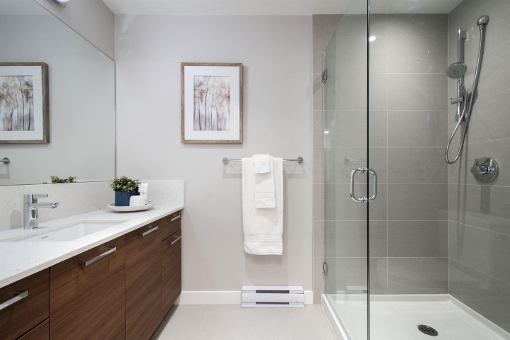 Photo 12 at 402 - 1061 Marine Drive, Norgate, North Vancouver