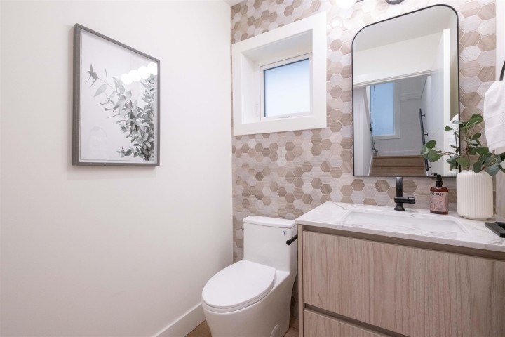 Photo 10 at 2665 E Pender Street, Renfrew VE, Vancouver East