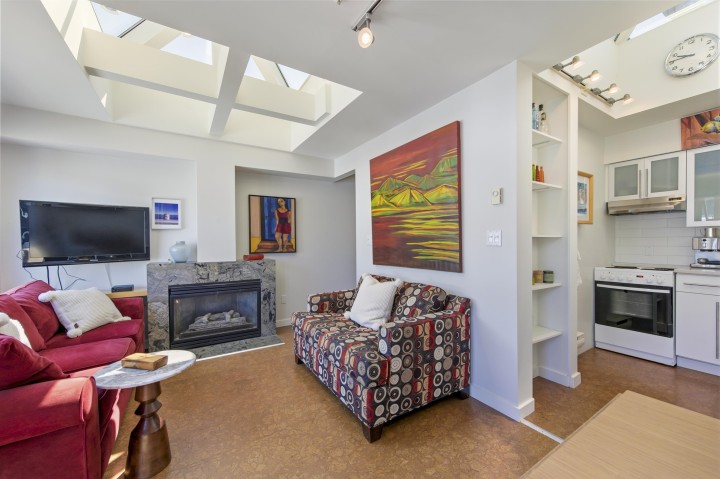 Photo 3 at 301 - 3673 W 11th Avenue, Kitsilano, Vancouver West