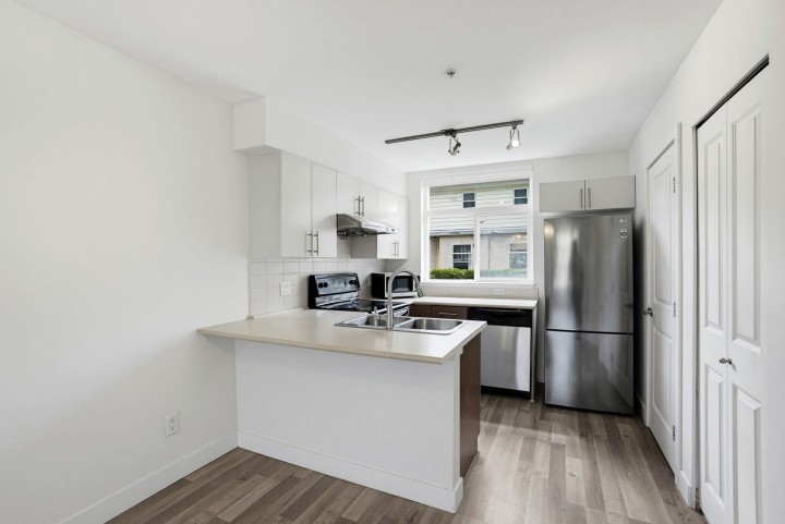 Photo 3 at 206 - 5632 Kings Road, University VW, Vancouver West
