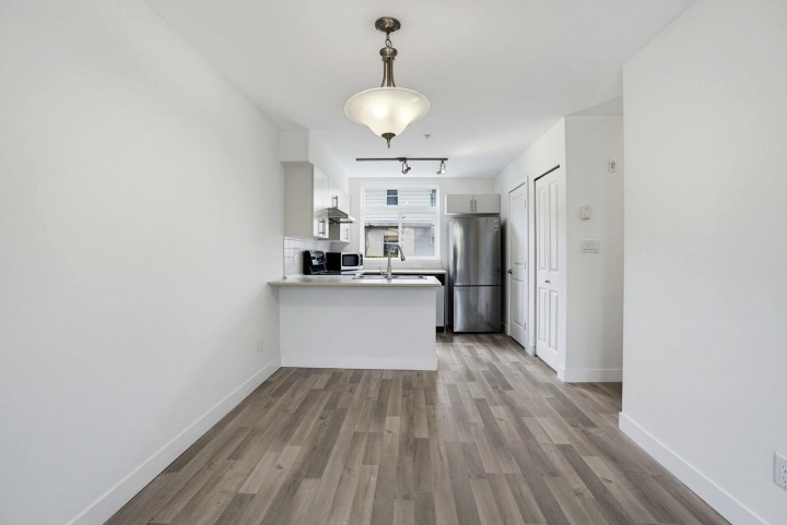 Photo 5 at 206 - 5632 Kings Road, University VW, Vancouver West