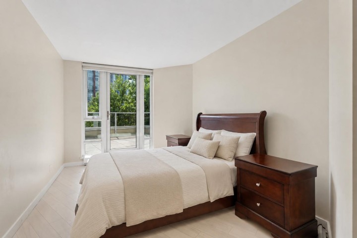 Photo 9 at 305 - 8 Smithe Mews, Yaletown, Vancouver West