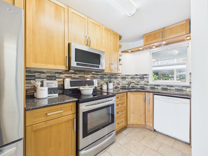 Photo 2 at 215 - 2238 Kingsway Street, Victoria VE, Vancouver East