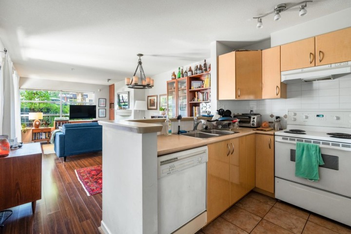 Photo 7 at 106 - 2983 W 4th Avenue, Kitsilano, Vancouver West