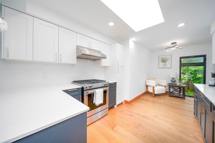Photo 10 at 4096 Sunset Blvd Boulevard, Canyon Heights NV, North Vancouver