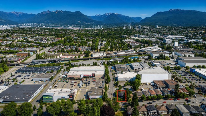 Photo 4 at 2898 Natal Street, Renfrew Heights, Vancouver East