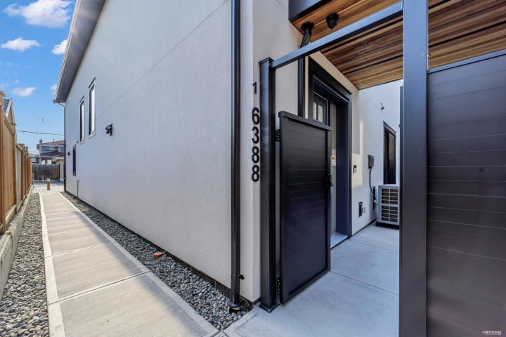 Photo 2 at 1 - 6388 Argyle Street, Killarney VE, Vancouver East