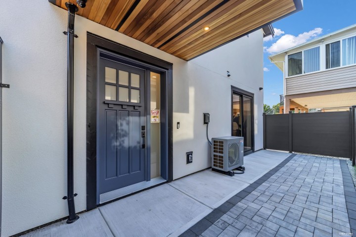 Photo 3 at 1 - 6388 Argyle Street, Killarney VE, Vancouver East