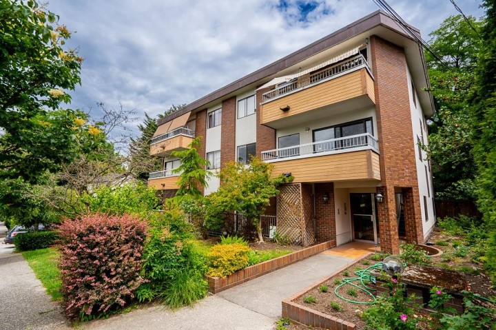 Photo 3 at 302 - 138 Templeton Drive, Hastings, Vancouver East