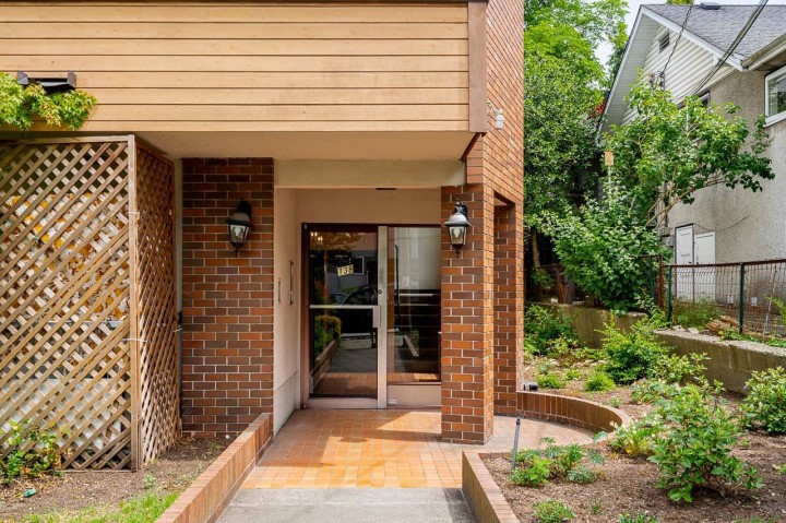 Photo 4 at 302 - 138 Templeton Drive, Hastings, Vancouver East