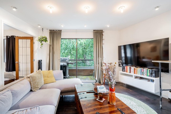 Photo 8 at 302 - 138 Templeton Drive, Hastings, Vancouver East