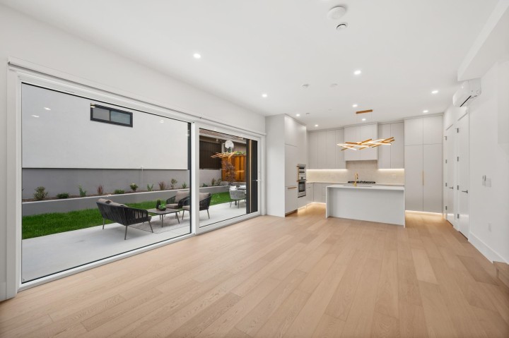 Photo 6 at 2 - 3428 Mons Drive, Renfrew Heights, Vancouver East
