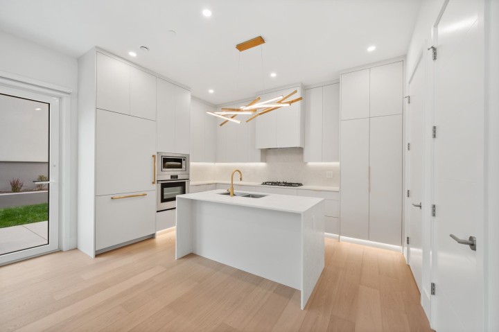 Photo 7 at 2 - 3428 Mons Drive, Renfrew Heights, Vancouver East