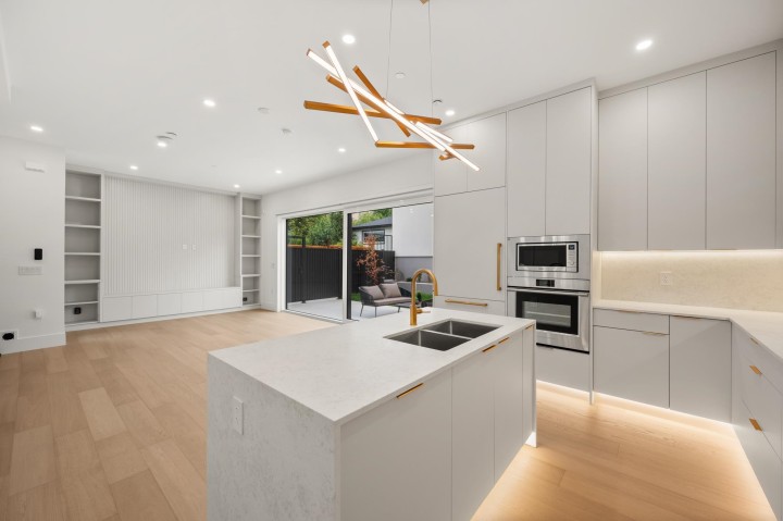 Photo 5 at 2 - 3428 Mons Drive, Renfrew Heights, Vancouver East