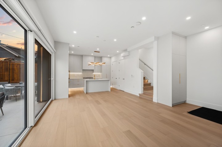 Photo 4 at 2 - 3428 Mons Drive, Renfrew Heights, Vancouver East