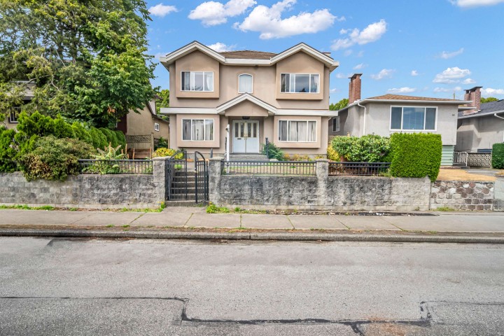 Photo 1 at 331 E 61st Avenue, South Vancouver, Vancouver East