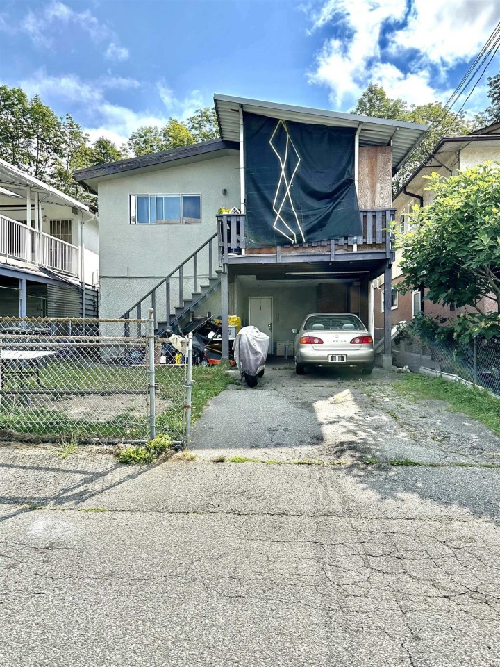 Photo 3 at 6915 Beatrice Street, Killarney VE, Vancouver East