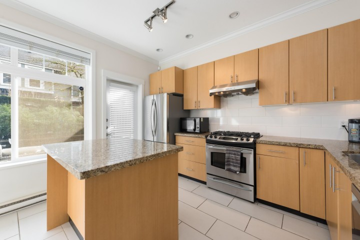 Photo 2 at 319 W 59th Avenue, South Cambie, Vancouver West