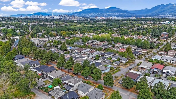 Photo 6 at 2593 E 25th Avenue, Renfrew Heights, Vancouver East