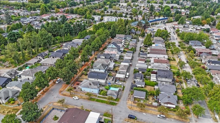 Photo 3 at 2593 E 25th Avenue, Renfrew Heights, Vancouver East