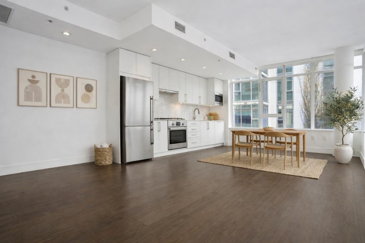 Photo 2 at 302 - 2455 Kingsway, Collingwood VE, Vancouver East