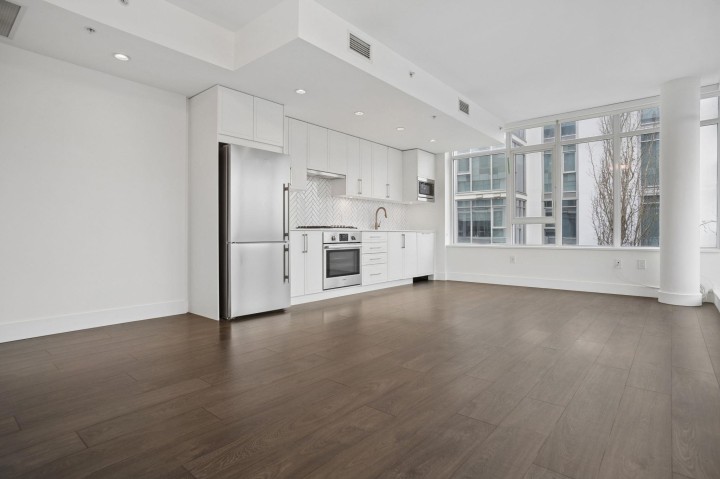 Photo 3 at 302 - 2455 Kingsway, Collingwood VE, Vancouver East