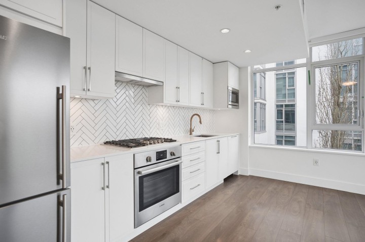 Photo 5 at 302 - 2455 Kingsway, Collingwood VE, Vancouver East