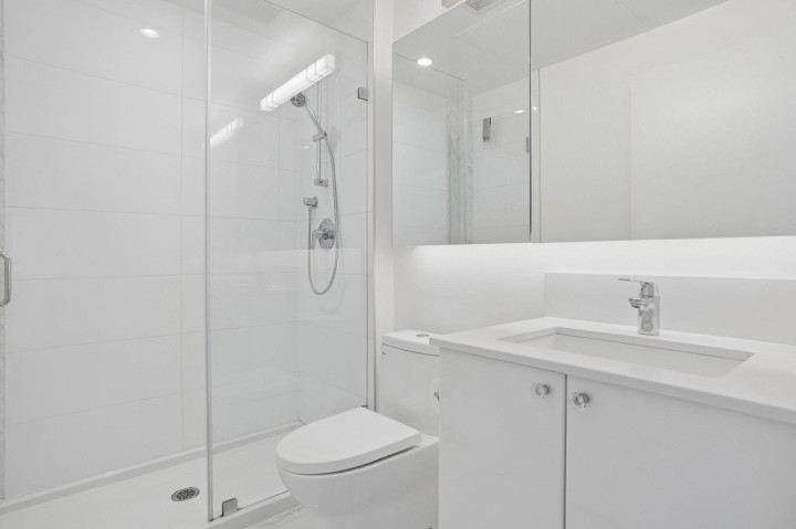 Photo 9 at 302 - 2455 Kingsway, Collingwood VE, Vancouver East