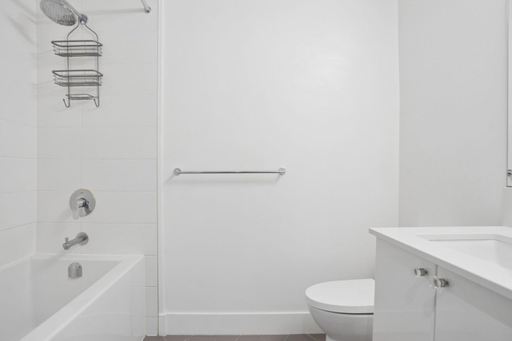 Photo 14 at 302 - 2455 Kingsway, Collingwood VE, Vancouver East