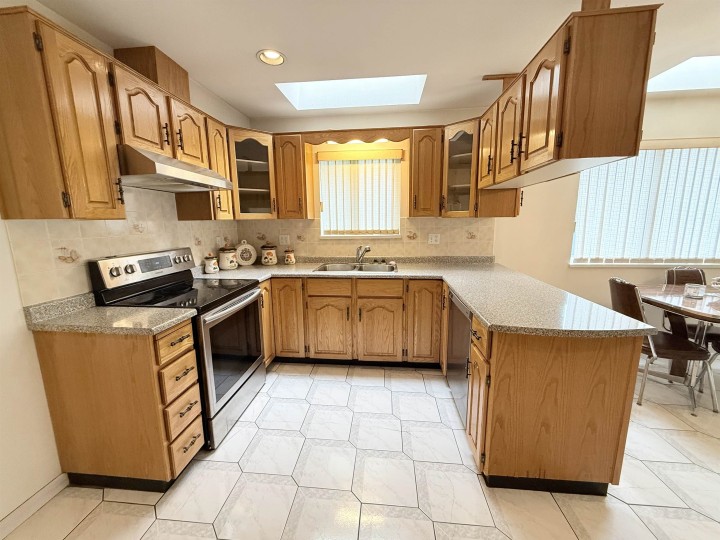 Photo 4 at 2458 E 5th Avenue, Renfrew VE, Vancouver East