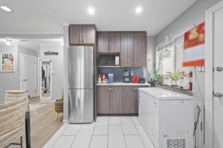 Photo 5 at 189 E 64th Avenue, South Vancouver, Vancouver East