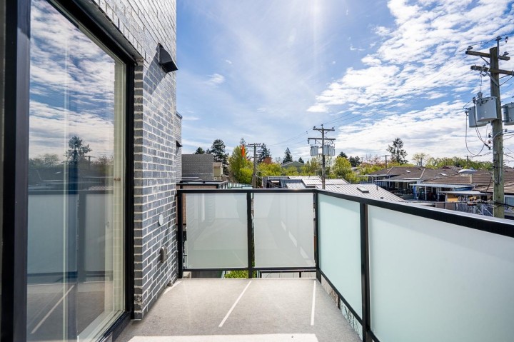 Photo 17 at 304 - 3050 Kingsway, Collingwood VE, Vancouver East
