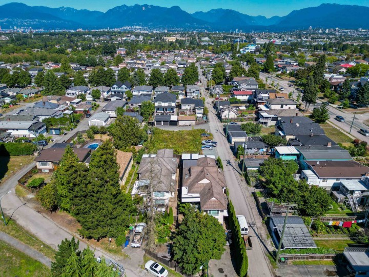 Photo 4 at 2669 Vanness Avenue, Renfrew Heights, Vancouver East