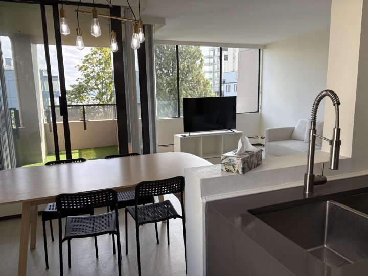 Photo 4 at 502 - 1737 Duchess Avenue, Ambleside, West Vancouver