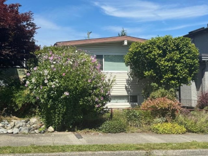 Photo 2 at 2935 Adanac Street, Renfrew VE, Vancouver East