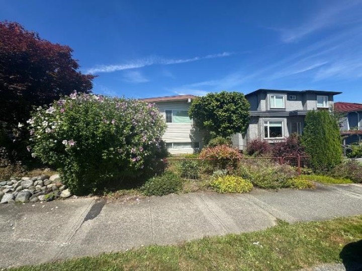 Photo 4 at 2935 Adanac Street, Renfrew VE, Vancouver East