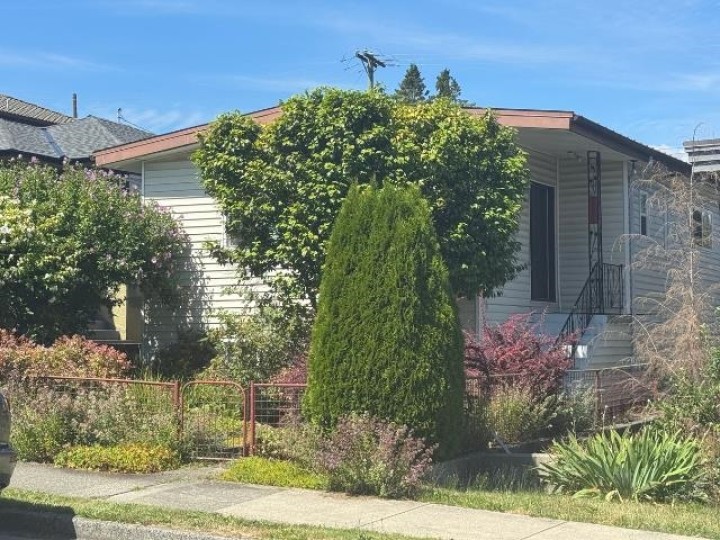 Photo 3 at 2935 Adanac Street, Renfrew VE, Vancouver East