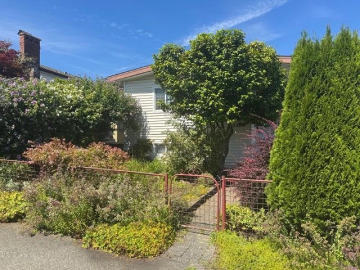 Photo 5 at 2935 Adanac Street, Renfrew VE, Vancouver East