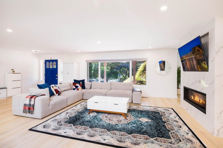 Photo 10 at 3965 Viewridge Place, Bayridge, West Vancouver