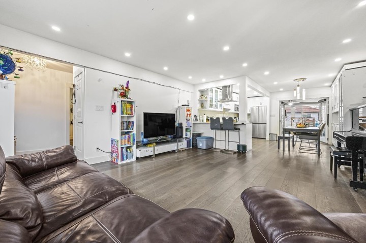 Photo 4 at 778 E 52nd Avenue, South Vancouver, Vancouver East