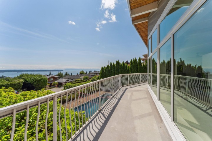 Photo 2 at 1725 Rosebery Avenue, Queens, West Vancouver
