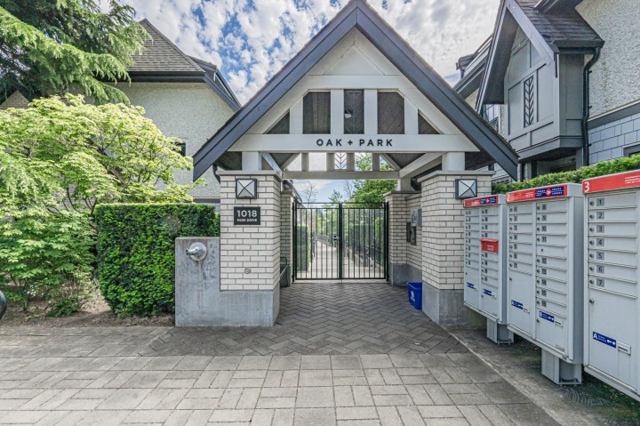 Photo 2 at 7903 Oak Street, Marpole, Vancouver West